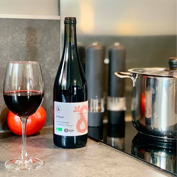 vin rouge syrah 2020 dans une cuisine