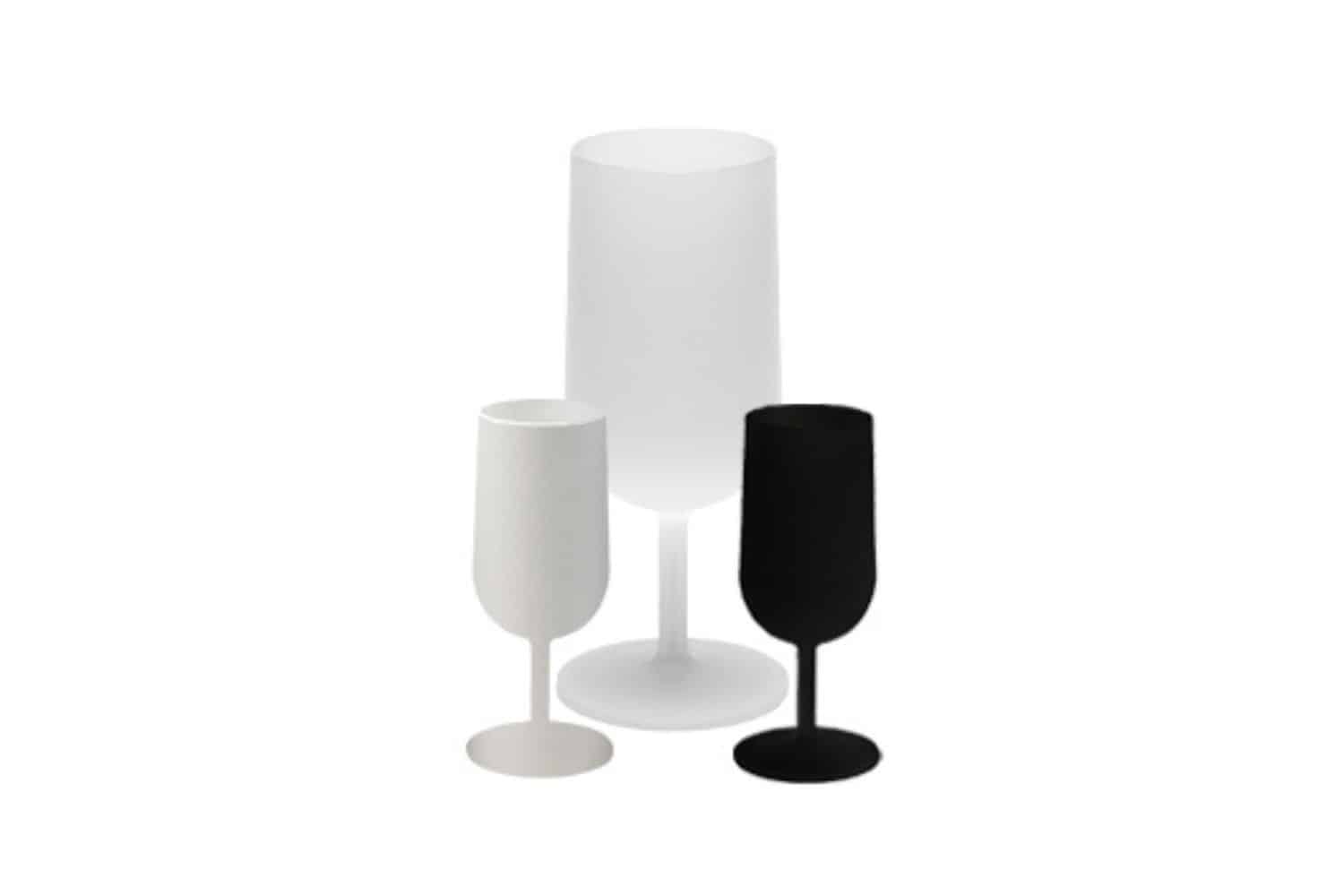 Un vase réutilisable Verre à Vin INAO noir et blanc et un vase en verre réutilisable blanc.