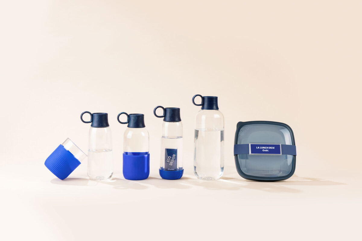 lunch box française en verre <strong data-start="151" data-end="191" data-is-only-node="">Lunch Box française en verre - 1,15L</strong> avec bol en verre trempé recyclable, couvercle en thermoplastique et sangle en polyester. Contenance 1,15 L, dimensions 17,8 x 17,8 x 7,9 cm, poids 0,583 kg. Compatible micro-ondes et lave-vaisselle. Personnalisations : étiquette numérique (2,8 x 8,5 cm), tampographie 1 couleur (2,5 x 7 cm), gravure laser avec ou sans nominatifs (4 x 4 cm).