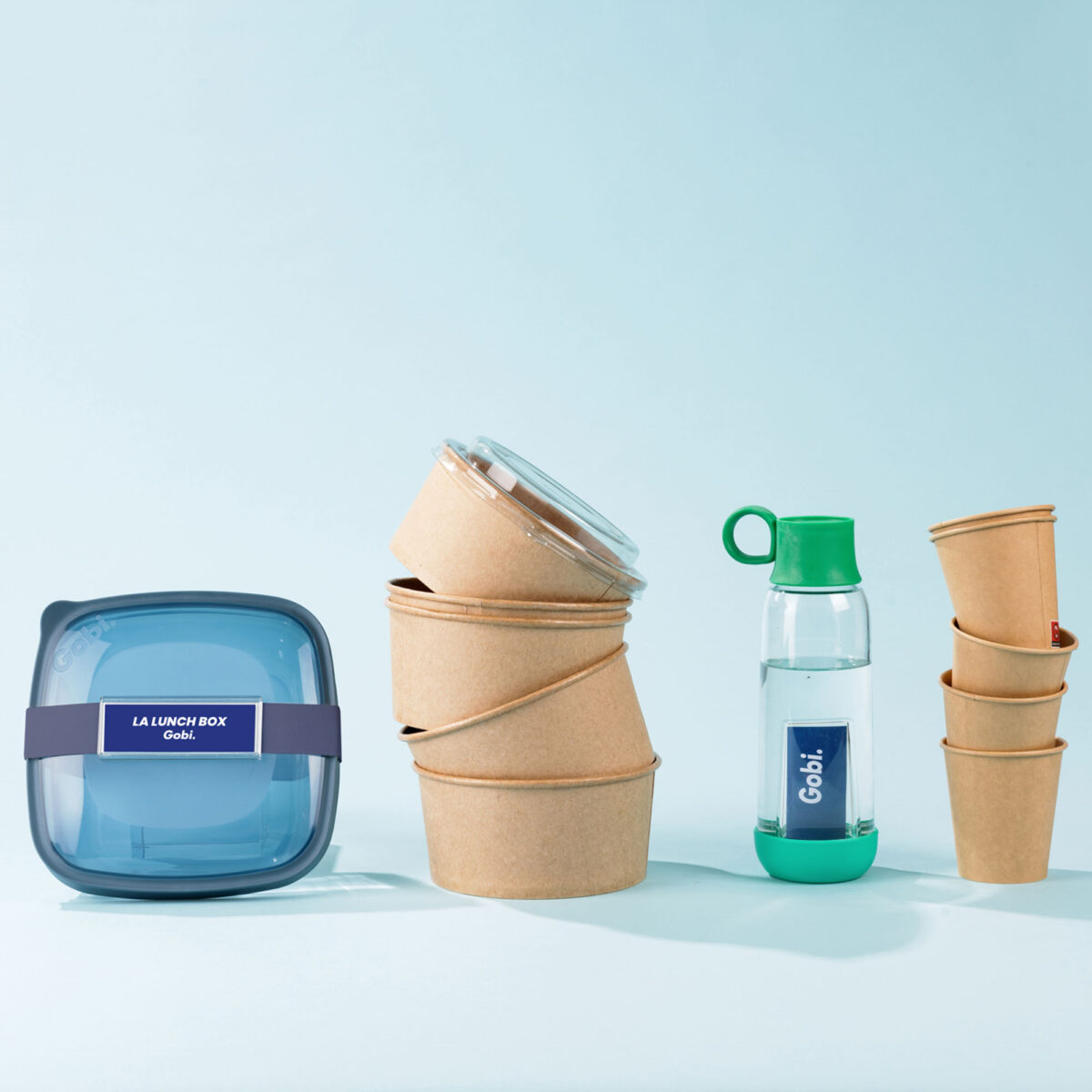lunch box française en verre <strong data-start="151" data-end="191" data-is-only-node="">Lunch Box française en verre - 1,15L</strong> avec bol en verre trempé recyclable, couvercle en thermoplastique et sangle en polyester. Contenance 1,15 L, dimensions 17,8 x 17,8 x 7,9 cm, poids 0,583 kg. Compatible micro-ondes et lave-vaisselle. Personnalisations : étiquette numérique (2,8 x 8,5 cm), tampographie 1 couleur (2,5 x 7 cm), gravure laser avec ou sans nominatifs (4 x 4 cm).