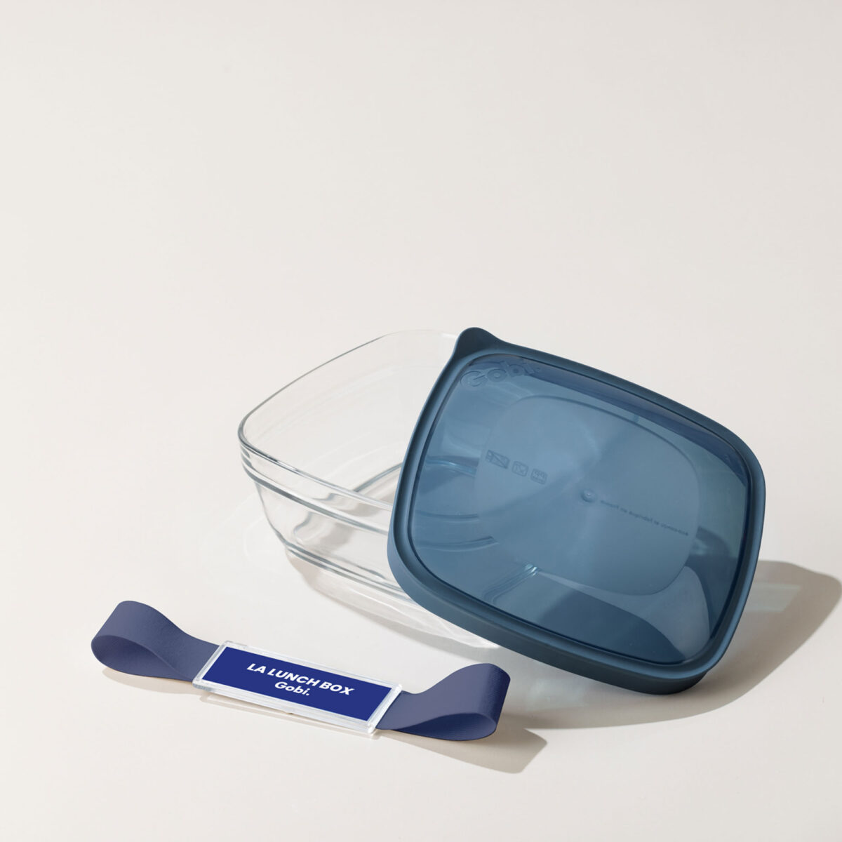 lunch box française en verre <strong data-start="151" data-end="191" data-is-only-node="">Lunch Box française en verre - 1,15L</strong> avec bol en verre trempé recyclable, couvercle en thermoplastique et sangle en polyester. Contenance 1,15 L, dimensions 17,8 x 17,8 x 7,9 cm, poids 0,583 kg. Compatible micro-ondes et lave-vaisselle. Personnalisations : étiquette numérique (2,8 x 8,5 cm), tampographie 1 couleur (2,5 x 7 cm), gravure laser avec ou sans nominatifs (4 x 4 cm).