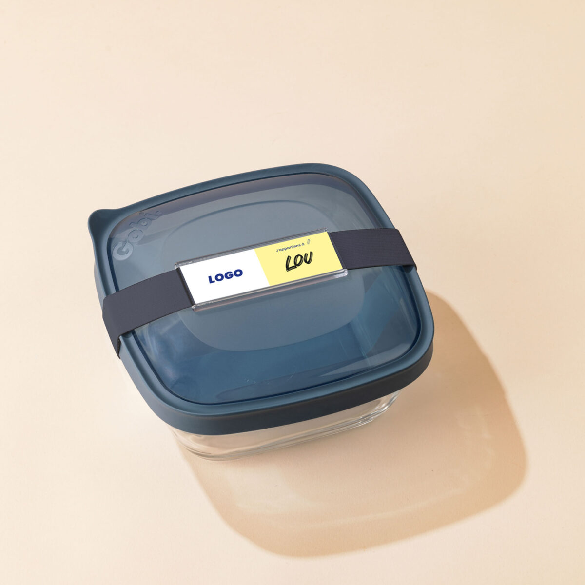 lunch box française en verre <strong data-start="151" data-end="191" data-is-only-node="">Lunch Box française en verre - 1,15L</strong> avec bol en verre trempé recyclable, couvercle en thermoplastique et sangle en polyester. Contenance 1,15 L, dimensions 17,8 x 17,8 x 7,9 cm, poids 0,583 kg. Compatible micro-ondes et lave-vaisselle. Personnalisations : étiquette numérique (2,8 x 8,5 cm), tampographie 1 couleur (2,5 x 7 cm), gravure laser avec ou sans nominatifs (4 x 4 cm).