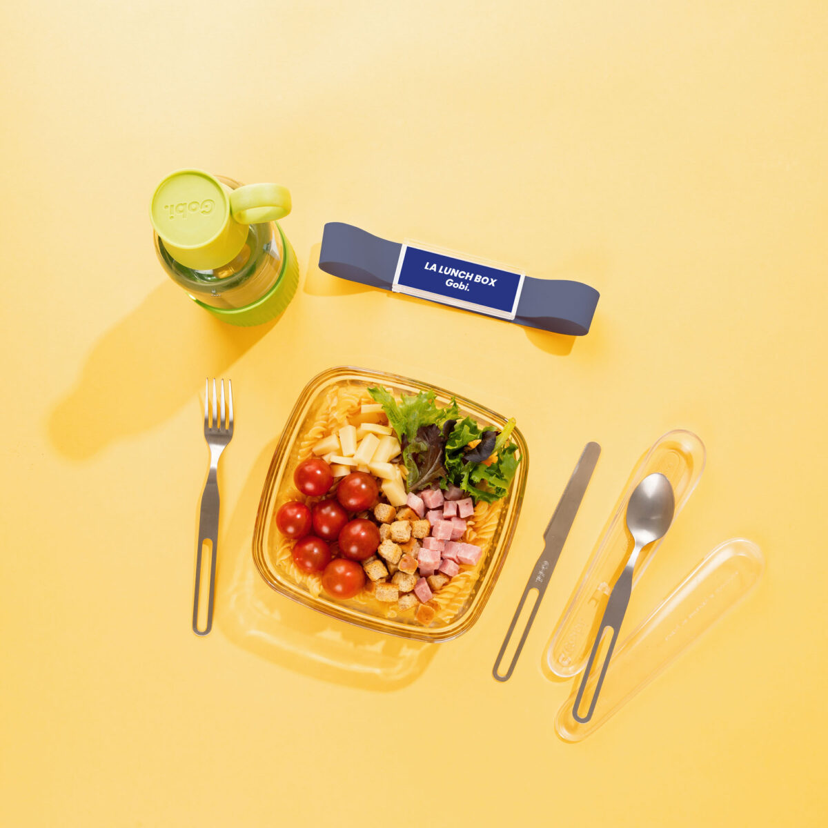 lunch box française en verre <strong data-start="151" data-end="191" data-is-only-node="">Lunch Box française en verre - 1,15L</strong> avec bol en verre trempé recyclable, couvercle en thermoplastique et sangle en polyester. Contenance 1,15 L, dimensions 17,8 x 17,8 x 7,9 cm, poids 0,583 kg. Compatible micro-ondes et lave-vaisselle. Personnalisations : étiquette numérique (2,8 x 8,5 cm), tampographie 1 couleur (2,5 x 7 cm), gravure laser avec ou sans nominatifs (4 x 4 cm).