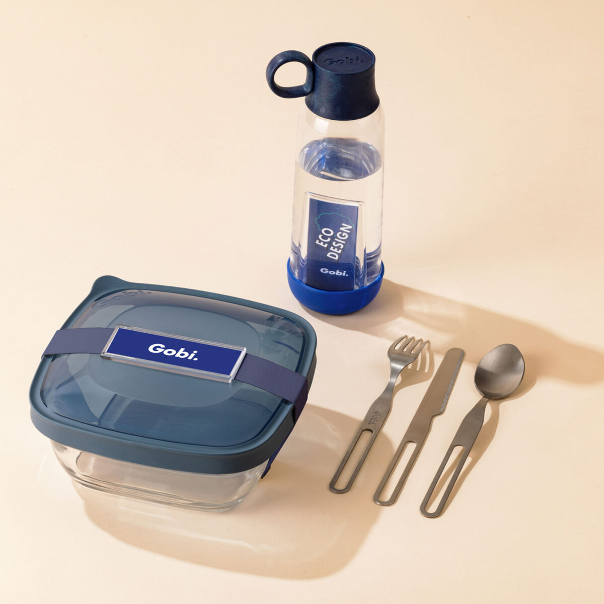 lunch box française en verre <strong data-start="151" data-end="191" data-is-only-node="">Lunch Box française en verre - 1,15L</strong> avec bol en verre trempé recyclable, couvercle en thermoplastique et sangle en polyester. Contenance 1,15 L, dimensions 17,8 x 17,8 x 7,9 cm, poids 0,583 kg. Compatible micro-ondes et lave-vaisselle. Personnalisations : étiquette numérique (2,8 x 8,5 cm), tampographie 1 couleur (2,5 x 7 cm), gravure laser avec ou sans nominatifs (4 x 4 cm).