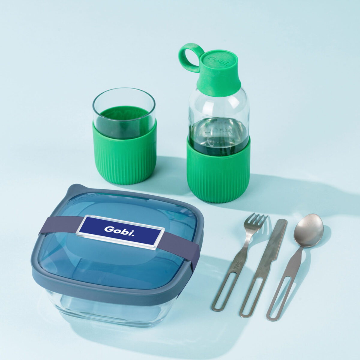 lunch box française en verre <strong data-start="151" data-end="191" data-is-only-node="">Lunch Box française en verre - 1,15L</strong> avec bol en verre trempé recyclable, couvercle en thermoplastique et sangle en polyester. Contenance 1,15 L, dimensions 17,8 x 17,8 x 7,9 cm, poids 0,583 kg. Compatible micro-ondes et lave-vaisselle. Personnalisations : étiquette numérique (2,8 x 8,5 cm), tampographie 1 couleur (2,5 x 7 cm), gravure laser avec ou sans nominatifs (4 x 4 cm).