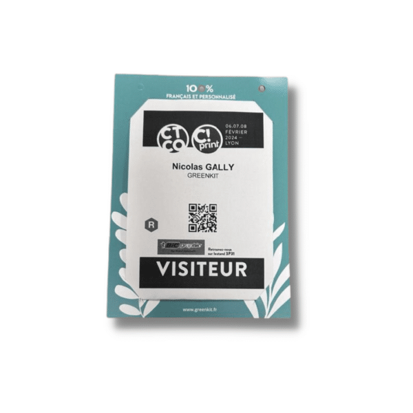 Un Porte-Badge Économique A6 en Papier FSC Personnalisable avec le mot « visiteur » sur une affiche en papier fsc.