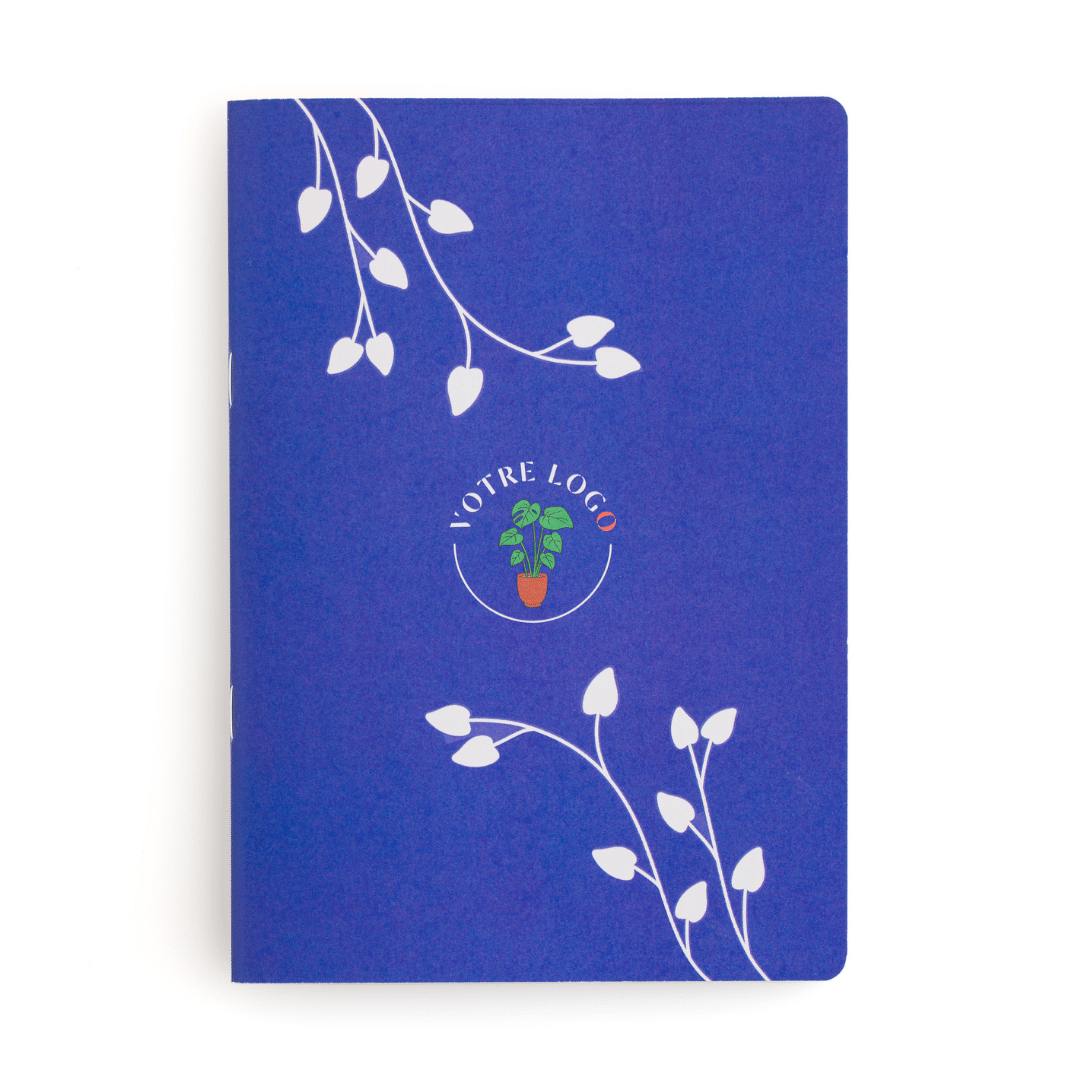Un cahier de notes A6 Écologique et Personnalisable - Papier Recyclé - 250g/m2 avec des pages blanches en papier bleu recyclé, écologique et personnalisable.