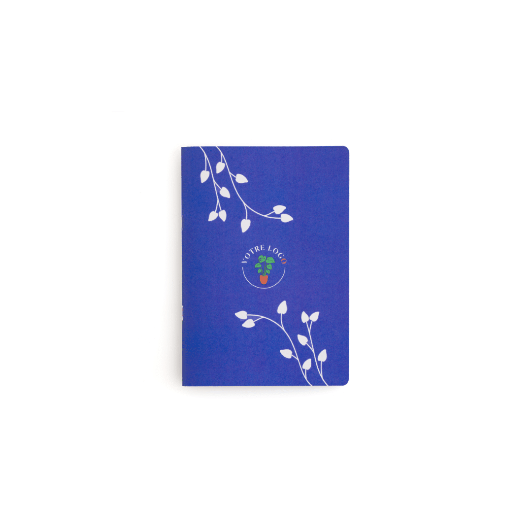Un Cahier de notes A6 Écologique et Personnalisable - Papier Recyclé - 250g/m2 bleu avec des feuilles en papier recyclé et écologique.