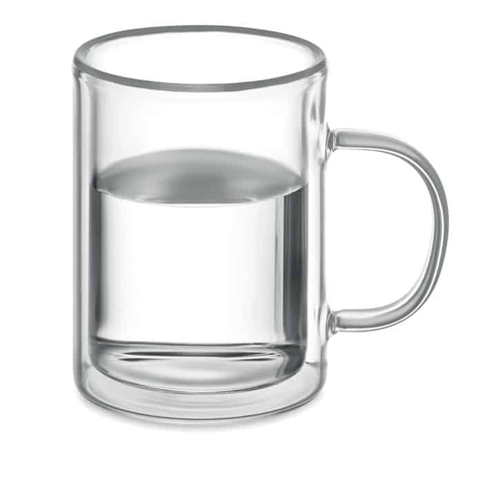 Un Mug en Verre Double Paroi - 225 ml rempli d'eau sur un fond blanc.