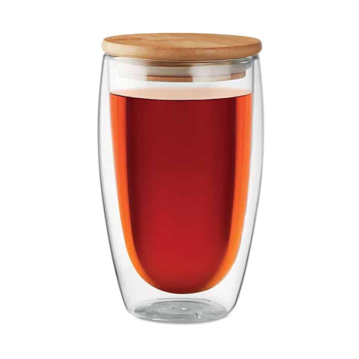 Un Verre Double Paroi avec Couvercle en Bambou – 450 ml rempli de thé.