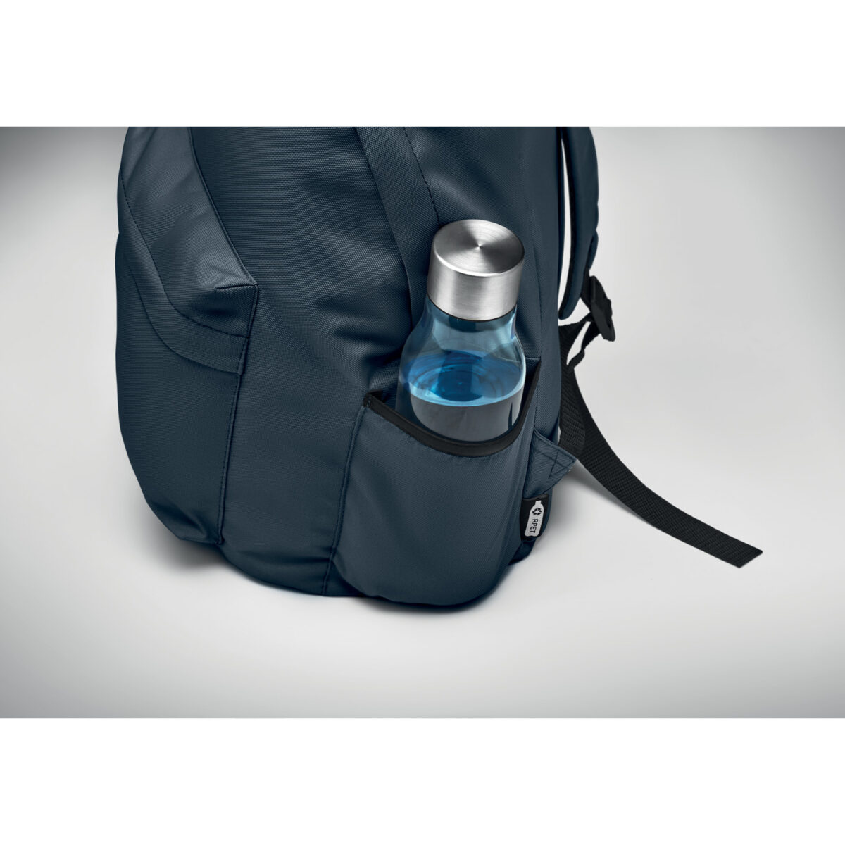 sac à dos en rpet <strong data-start="154" data-end="197" data-is-only-node="">Sac à dos avec poche extérieure en RPET</strong> en polyester recyclé rPET, dimensions 30 x 18 x 40 cm, poids de 0,21 kg. Compartiment latéral pour bouteille, dos rembourré, poche frontale zippée. Personnalisation en sérigraphie 1 couleur ou transfert numérique sur la poche (140 x 100 mm) ou au-dessus de la poche (190 x 70 mm).