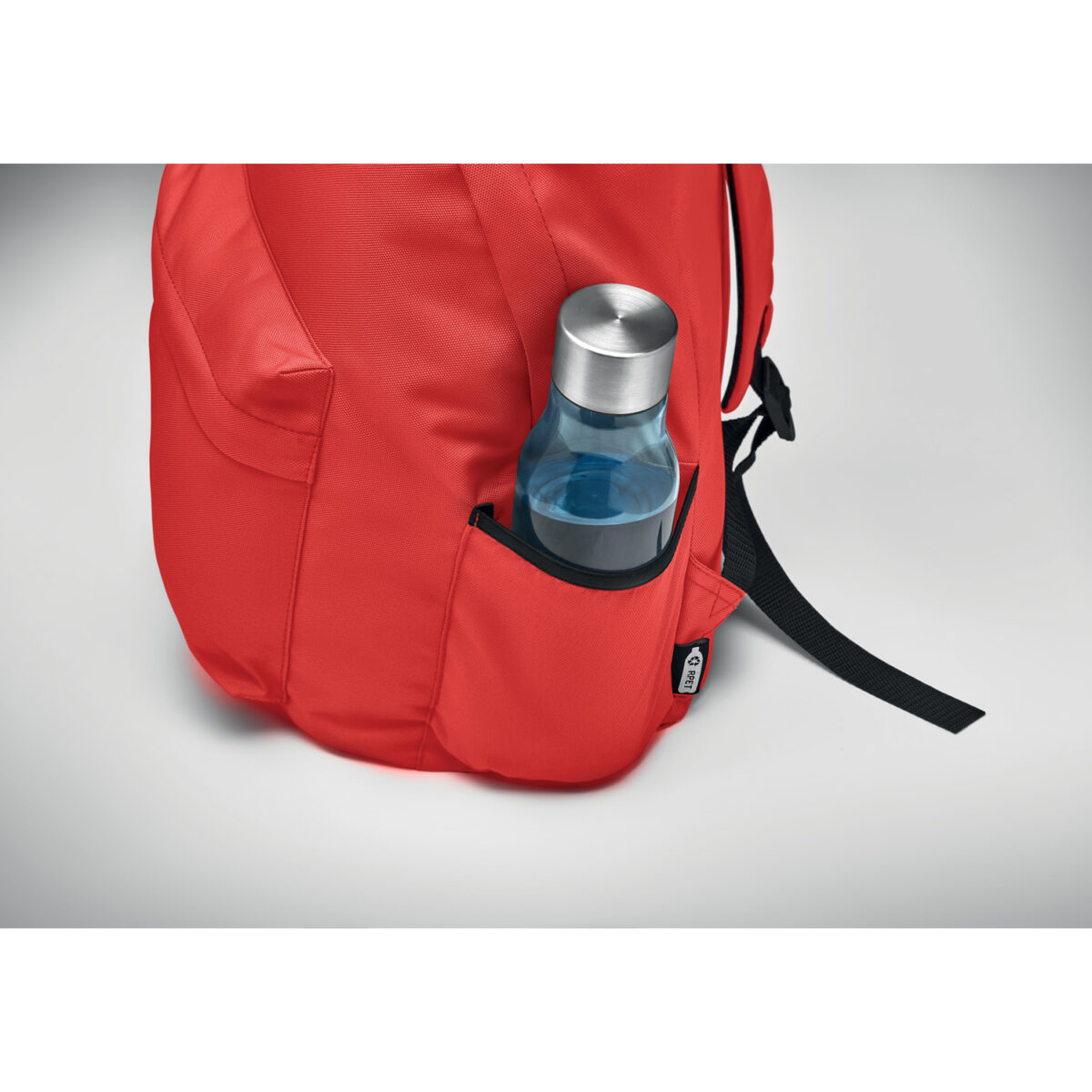 sac à dos en rpet <strong data-start="154" data-end="197" data-is-only-node="">Sac à dos avec poche extérieure en RPET</strong> en polyester recyclé rPET, dimensions 30 x 18 x 40 cm, poids de 0,21 kg. Compartiment latéral pour bouteille, dos rembourré, poche frontale zippée. Personnalisation en sérigraphie 1 couleur ou transfert numérique sur la poche (140 x 100 mm) ou au-dessus de la poche (190 x 70 mm).