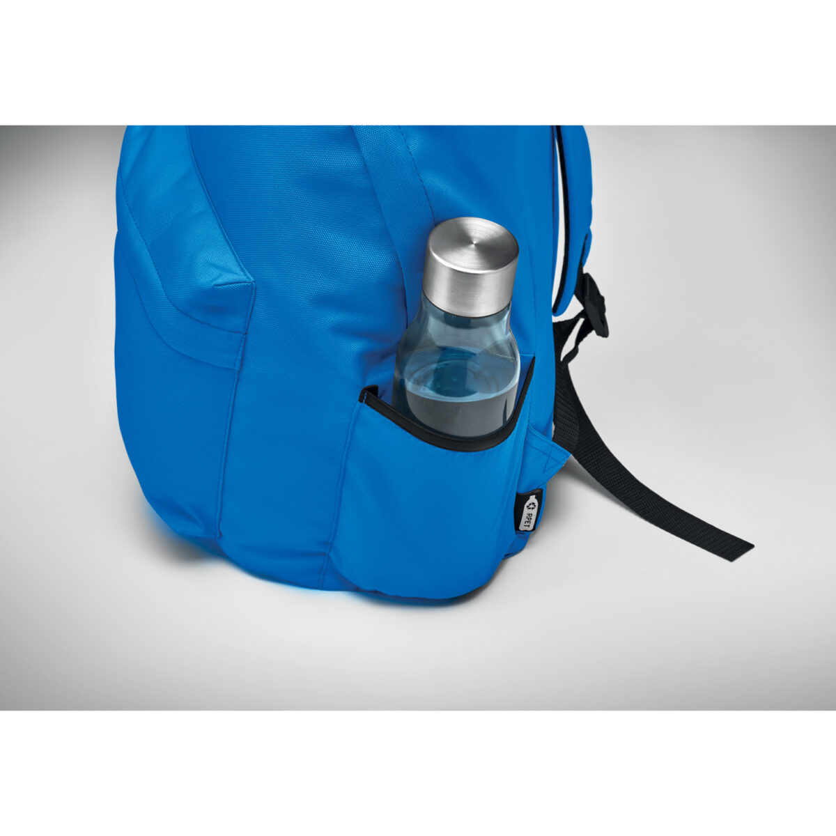 sac à dos en rpet <strong data-start="154" data-end="197" data-is-only-node="">Sac à dos avec poche extérieure en RPET</strong> en polyester recyclé rPET, dimensions 30 x 18 x 40 cm, poids de 0,21 kg. Compartiment latéral pour bouteille, dos rembourré, poche frontale zippée. Personnalisation en sérigraphie 1 couleur ou transfert numérique sur la poche (140 x 100 mm) ou au-dessus de la poche (190 x 70 mm).