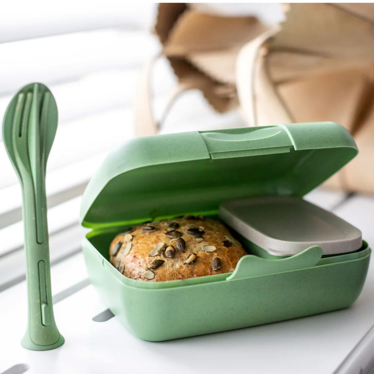 coffret lunch écologique pratique pour déjeuner sain sur le pouce Notre Coffret Lunch est la solution parfaite pour ceux qui cherchent à allier praticité et respect de l'environnement dans leurs repas quotidiens. Incluant un set de couverts et des boîtes de différentes tailles, ce coffret vous assure un déjeuner sain et organisé, où que vous soyez.