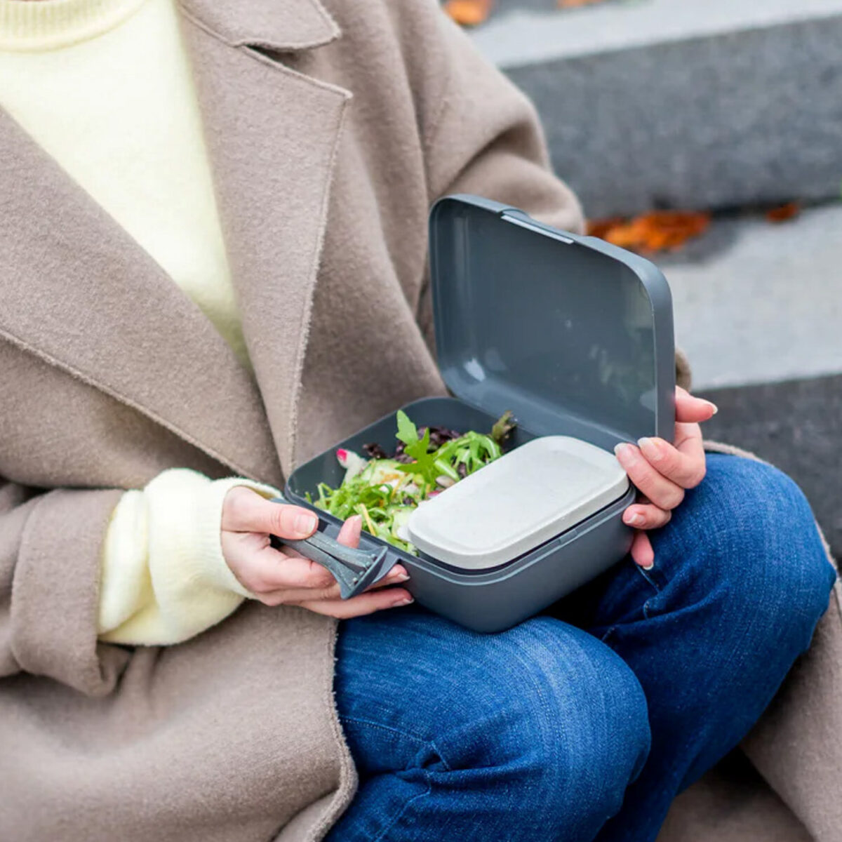 coffret lunch écologique pratique pour déjeuner sain sur le pouce Notre Coffret Lunch est la solution parfaite pour ceux qui cherchent à allier praticité et respect de l'environnement dans leurs repas quotidiens. Incluant un set de couverts et des boîtes de différentes tailles, ce coffret vous assure un déjeuner sain et organisé, où que vous soyez.