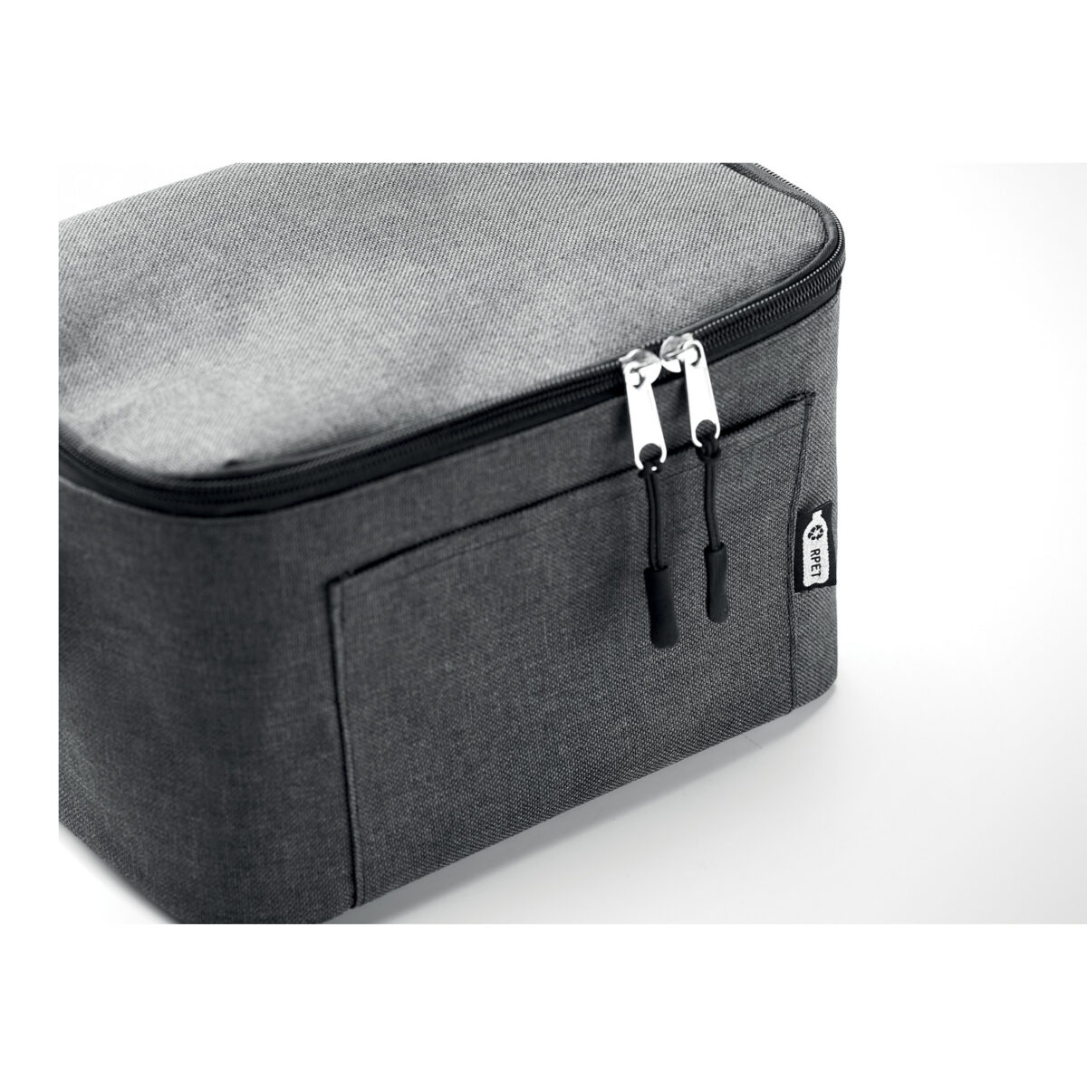 Sac isotherme durable 6 canettes en RPET pour activités extérieures Emportez notre sac isotherme en RPET pour vos sorties. Conçu pour 6 canettes, avec poche frontale et bandoulière, <strong>il garde vos boissons fraîches</strong> tout en respectant l'environnement.