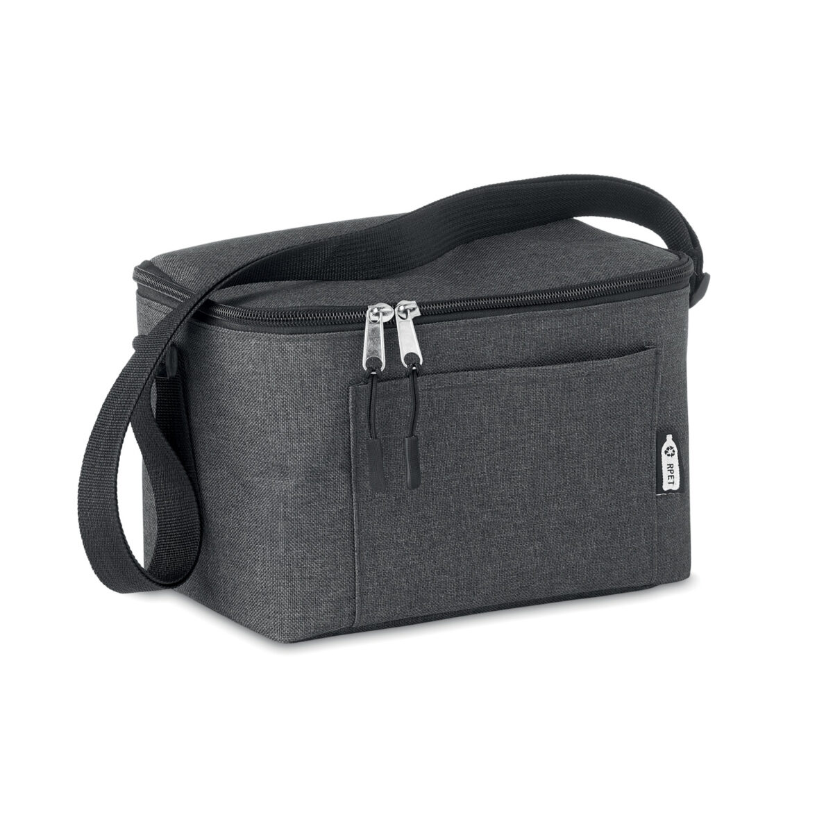 Sac isotherme durable 6 canettes en RPET pour activités extérieures Emportez notre sac isotherme en RPET pour vos sorties. Conçu pour 6 canettes, avec poche frontale et bandoulière, <strong>il garde vos boissons fraîches</strong> tout en respectant l'environnement.