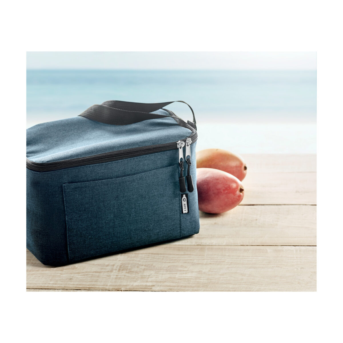 Sac isotherme durable 6 canettes en RPET pour activités extérieures Emportez notre sac isotherme en RPET pour vos sorties. Conçu pour 6 canettes, avec poche frontale et bandoulière, <strong>il garde vos boissons fraîches</strong> tout en respectant l'environnement.