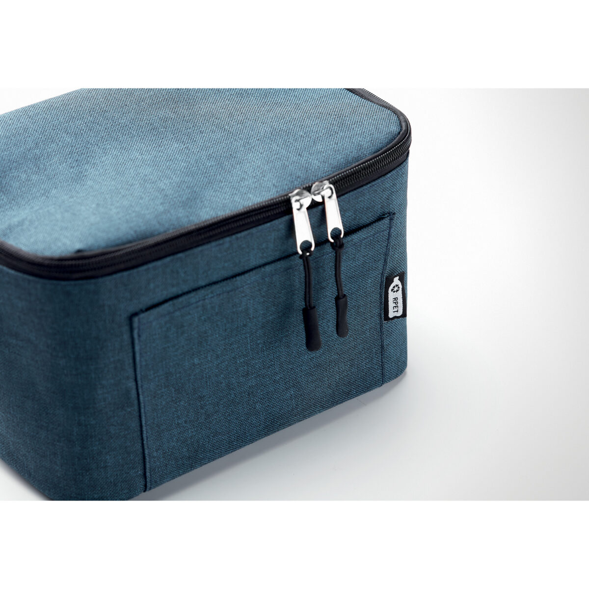 Sac isotherme durable 6 canettes en RPET pour activités extérieures Emportez notre sac isotherme en RPET pour vos sorties. Conçu pour 6 canettes, avec poche frontale et bandoulière, <strong>il garde vos boissons fraîches</strong> tout en respectant l'environnement.