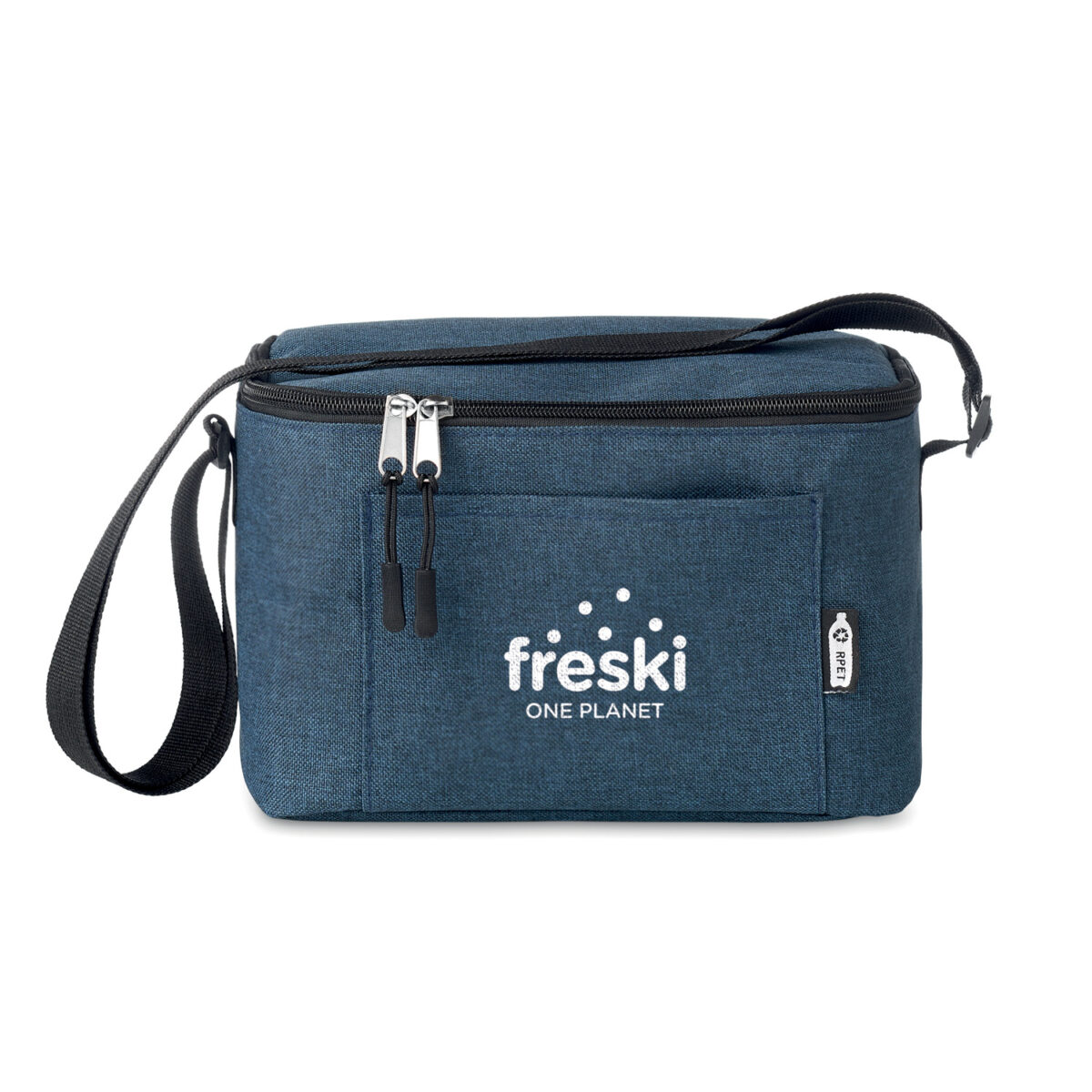 Sac isotherme durable 6 canettes en RPET pour activités extérieures Emportez notre sac isotherme en RPET pour vos sorties. Conçu pour 6 canettes, avec poche frontale et bandoulière, <strong>il garde vos boissons fraîches</strong> tout en respectant l'environnement.