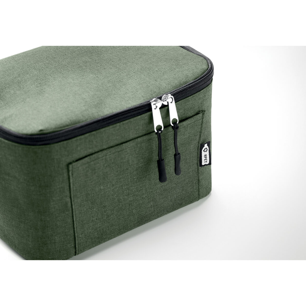 Sac isotherme durable 6 canettes en RPET pour activités extérieures Emportez notre sac isotherme en RPET pour vos sorties. Conçu pour 6 canettes, avec poche frontale et bandoulière, <strong>il garde vos boissons fraîches</strong> tout en respectant l'environnement.