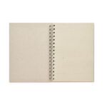 Un Carnet de Notes à Spirale A5 - Papier Végétal durable en carton avec une couverture en papier d'herbe, posé sur un fond blanc.