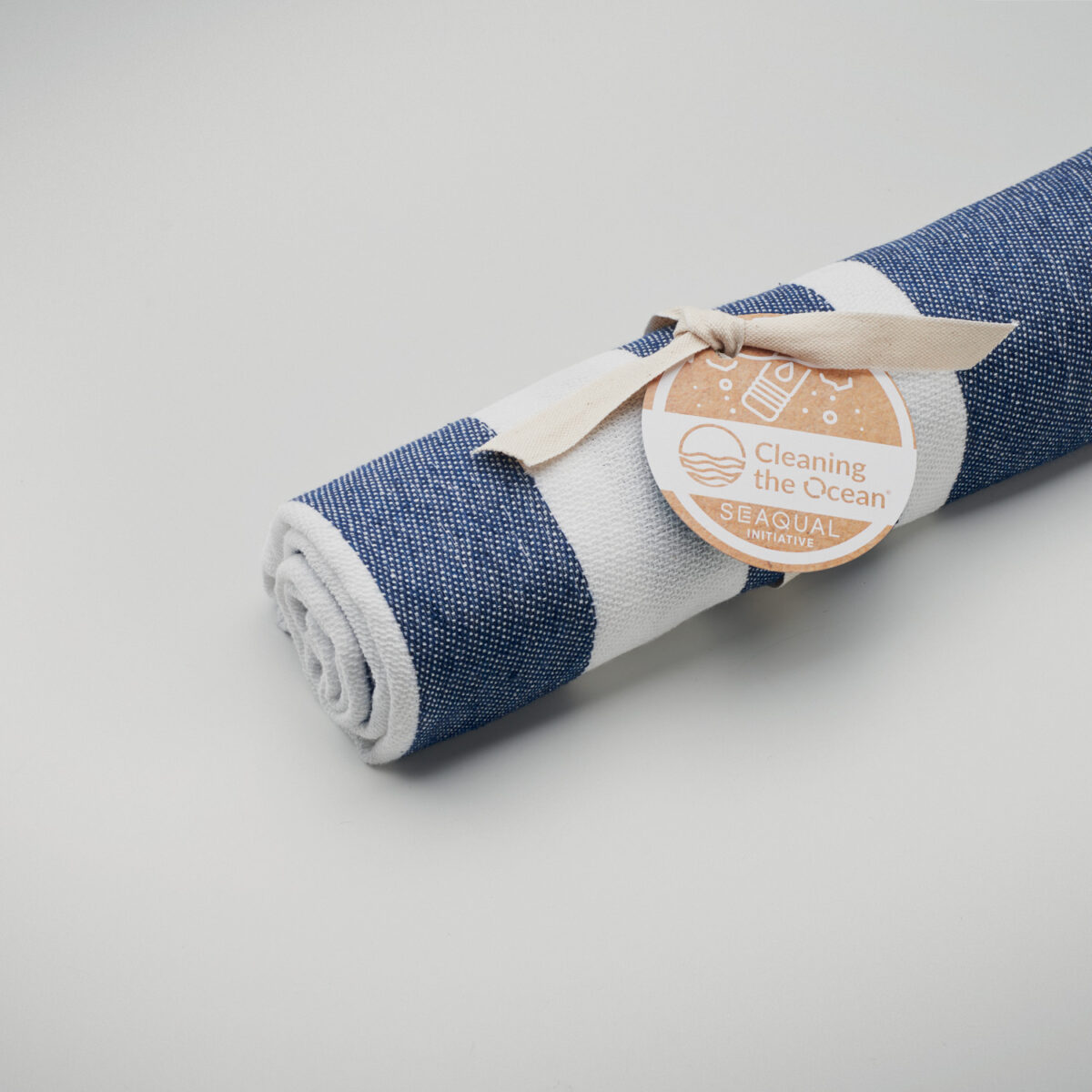 fouta En choisissant cette Fouta, vous faites le choix du confort, de la durabilité et de l'<strong>engagement écologique</strong>. Fabriquée à partir de <strong>70% de coton recyclé et 30% de polyester recyclé Seaqual</strong>®, cette serviette est non seulement douce et absorbante, mais elle contribue également à la préservation de notre planète grâce à ses <a href="https://greenkit.fr/matieres-ecologiques/">fibres recyclées</a>.