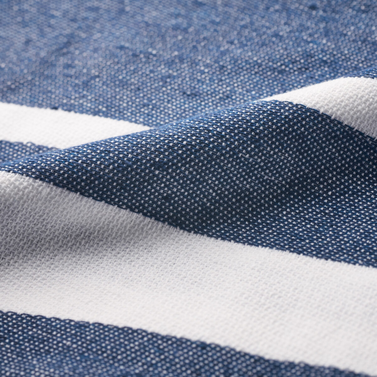 fouta En choisissant cette Fouta, vous faites le choix du confort, de la durabilité et de l'<strong>engagement écologique</strong>. Fabriquée à partir de <strong>70% de coton recyclé et 30% de polyester recyclé Seaqual</strong>®, cette serviette est non seulement douce et absorbante, mais elle contribue également à la préservation de notre planète grâce à ses <a href="https://greenkit.fr/matieres-ecologiques/">fibres recyclées</a>.
