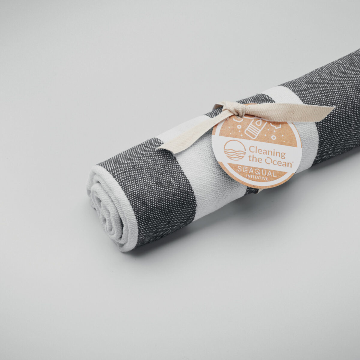 fouta En choisissant cette Fouta, vous faites le choix du confort, de la durabilité et de l'<strong>engagement écologique</strong>. Fabriquée à partir de <strong>70% de coton recyclé et 30% de polyester recyclé Seaqual</strong>®, cette serviette est non seulement douce et absorbante, mais elle contribue également à la préservation de notre planète grâce à ses <a href="https://greenkit.fr/matieres-ecologiques/">fibres recyclées</a>.