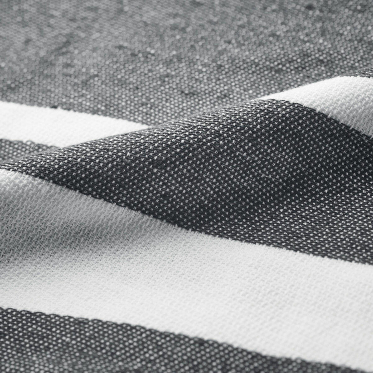 fouta En choisissant cette Fouta, vous faites le choix du confort, de la durabilité et de l'<strong>engagement écologique</strong>. Fabriquée à partir de <strong>70% de coton recyclé et 30% de polyester recyclé Seaqual</strong>®, cette serviette est non seulement douce et absorbante, mais elle contribue également à la préservation de notre planète grâce à ses <a href="https://greenkit.fr/matieres-ecologiques/">fibres recyclées</a>.