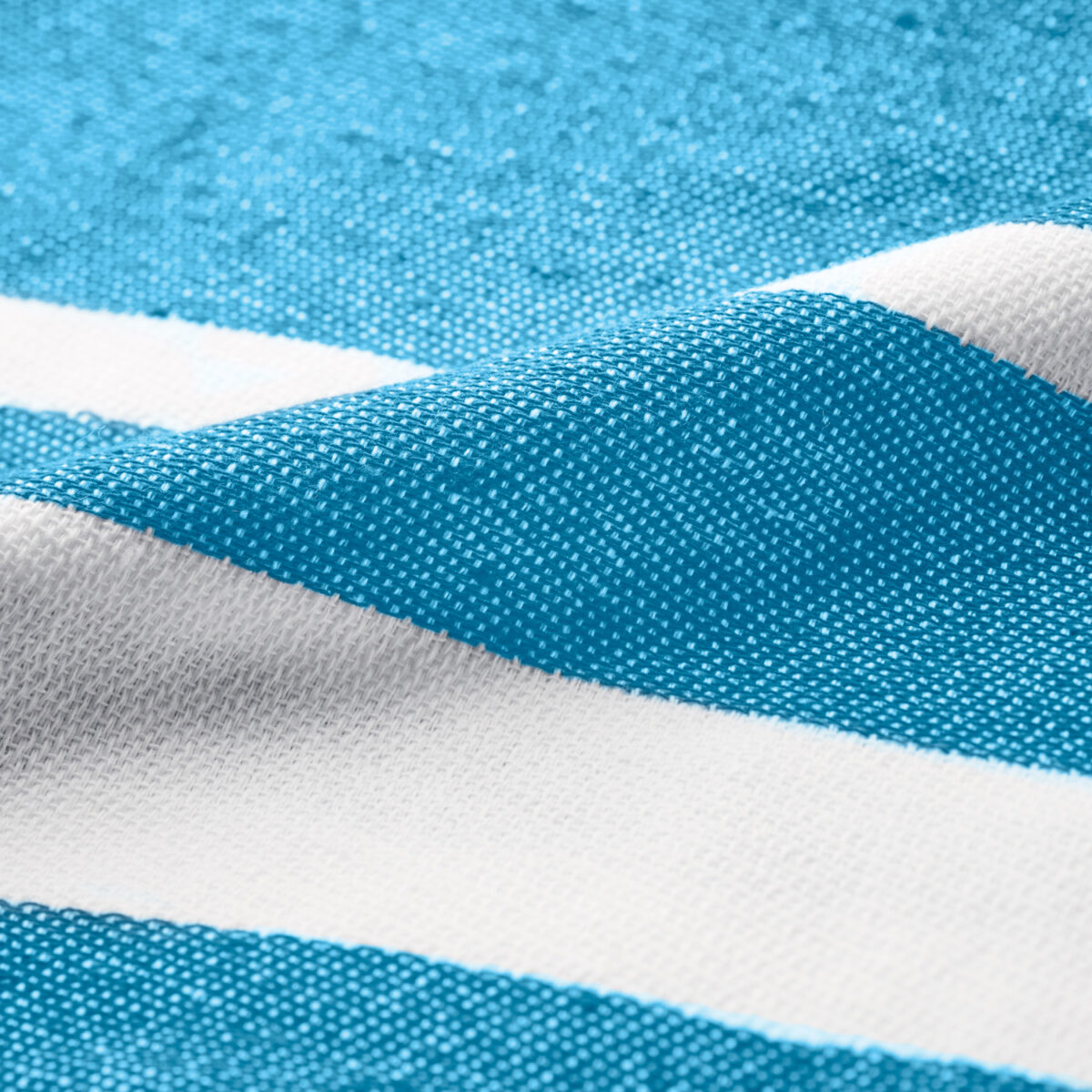 fouta En choisissant cette Fouta, vous faites le choix du confort, de la durabilité et de l'<strong>engagement écologique</strong>. Fabriquée à partir de <strong>70% de coton recyclé et 30% de polyester recyclé Seaqual</strong>®, cette serviette est non seulement douce et absorbante, mais elle contribue également à la préservation de notre planète grâce à ses <a href="https://greenkit.fr/matieres-ecologiques/">fibres recyclées</a>.