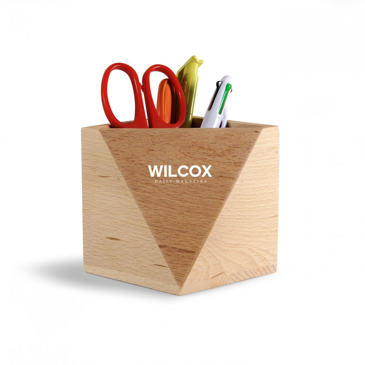 Pot à crayons personnalisable en bois de hêtre Le pot à crayons, fabriqué en hêtre, est une solution élégante et <strong>écologique</strong> pour organiser vos bureaux. Mesurant 9,2 x 9,2 x 10 cm et pesant 215 g, il est disponible en bois naturel. Personnalisation par gravure laser ou tampographie (jusqu'à 2 couleurs) sur une zone de marquage de 30 x 30 mm. <strong>Fabriqué au Portugal</strong>.