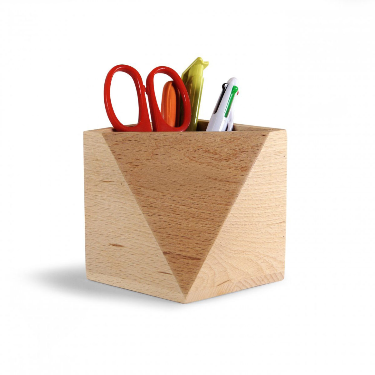 Pot à crayons personnalisable en bois de hêtre Le pot à crayons, fabriqué en hêtre, est une solution élégante et <strong>écologique</strong> pour organiser vos bureaux. Mesurant 9,2 x 9,2 x 10 cm et pesant 215 g, il est disponible en bois naturel. Personnalisation par gravure laser ou tampographie (jusqu'à 2 couleurs) sur une zone de marquage de 30 x 30 mm. <strong>Fabriqué au Portugal</strong>.