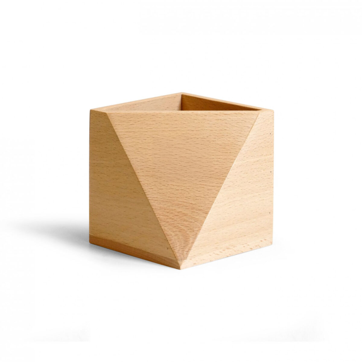 Pot à crayons personnalisable en bois de hêtre Le pot à crayons, fabriqué en hêtre, est une solution élégante et <strong>écologique</strong> pour organiser vos bureaux. Mesurant 9,2 x 9,2 x 10 cm et pesant 215 g, il est disponible en bois naturel. Personnalisation par gravure laser ou tampographie (jusqu'à 2 couleurs) sur une zone de marquage de 30 x 30 mm. <strong>Fabriqué au Portugal</strong>.
