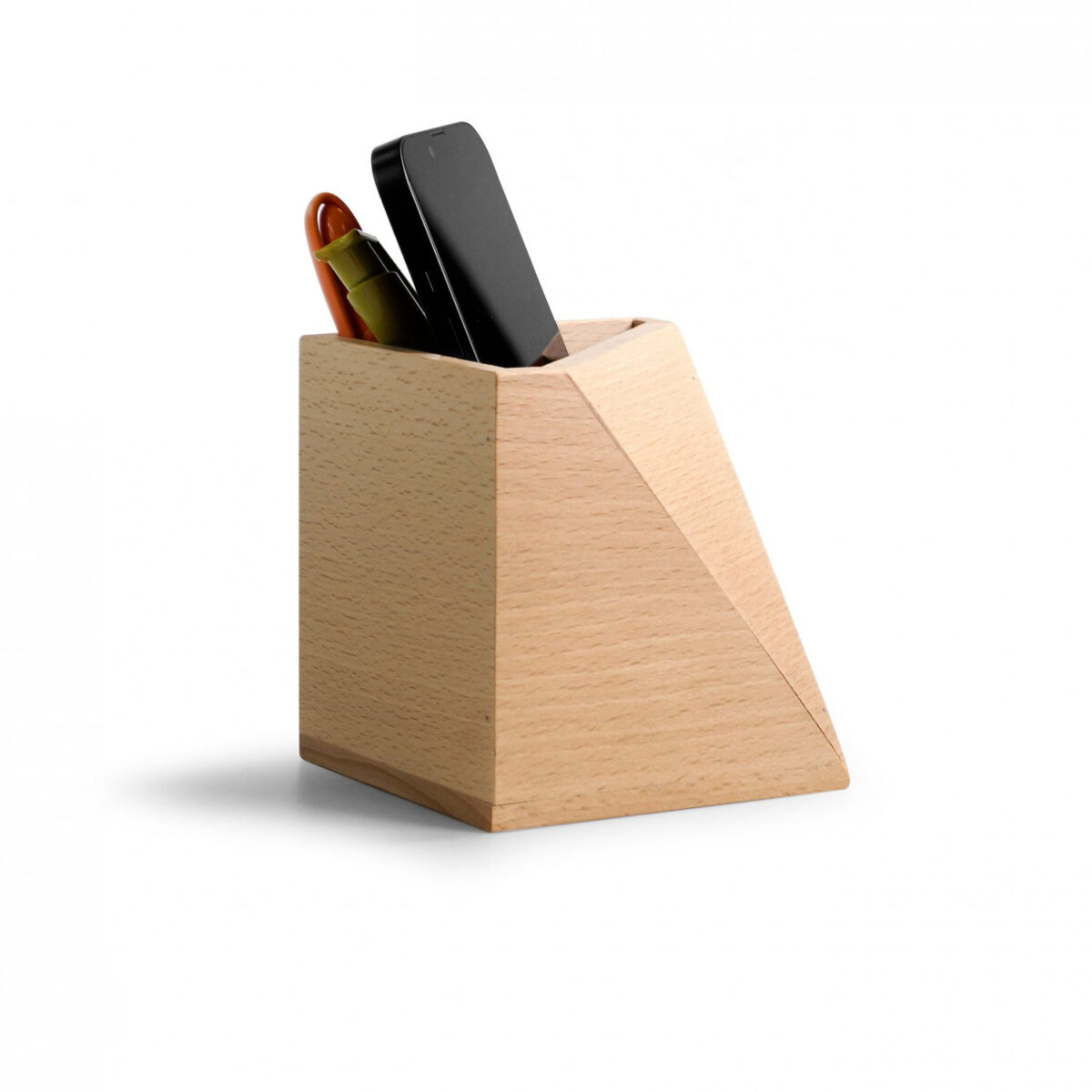 Pot à crayons personnalisable en bois de hêtre Le pot à crayons, fabriqué en hêtre, est une solution élégante et <strong>écologique</strong> pour organiser vos bureaux. Mesurant 9,2 x 9,2 x 10 cm et pesant 215 g, il est disponible en bois naturel. Personnalisation par gravure laser ou tampographie (jusqu'à 2 couleurs) sur une zone de marquage de 30 x 30 mm. <strong>Fabriqué au Portugal</strong>.