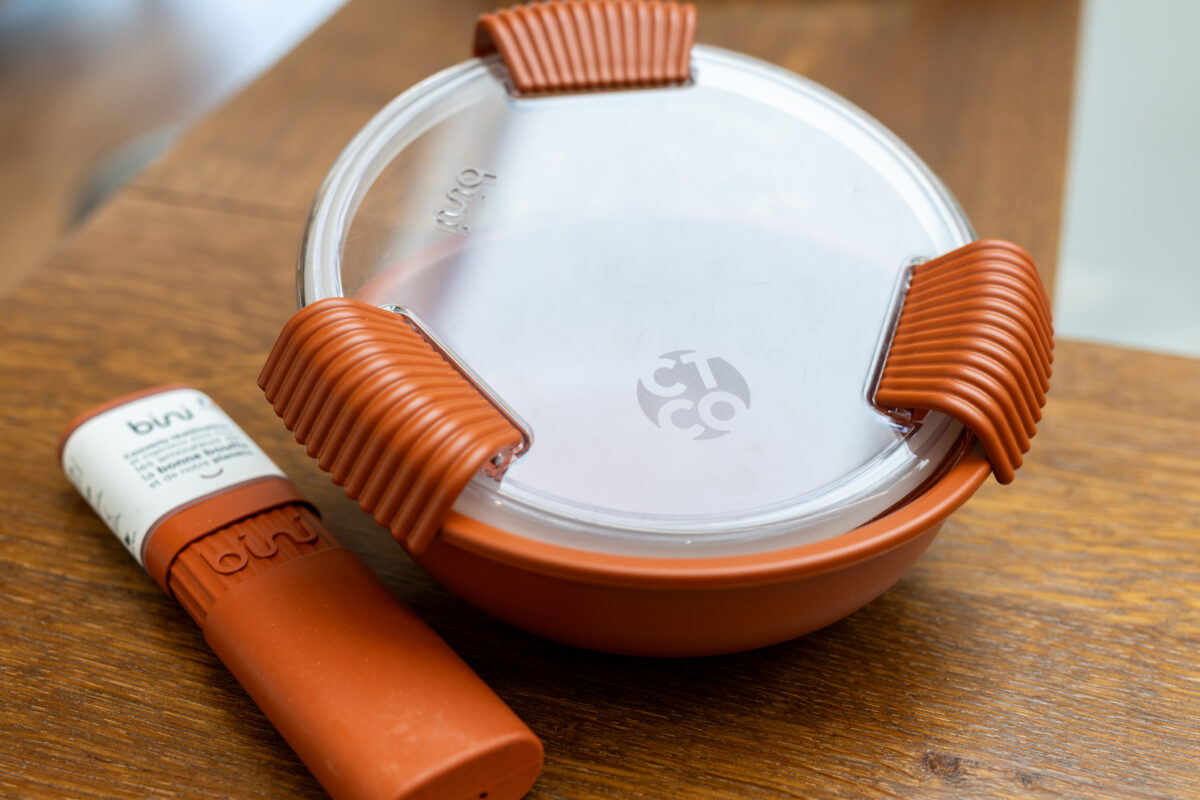 lunchbox écologique polymère bio-sourcé Lunch box de 950 ml en <strong data-start="2004" data-end="2027">polymère bio-sourcé</strong>, dimensions 7,6 x 20 x 20 cm, poids 0,316 kg. Compatible micro-ondes (sans couvercle) et lave-vaisselle, sans BPA. <strong data-start="2153" data-end="2173">Personnalisation</strong> possible par gravure laser, avec option nominative. Zone de marquage sur le couvercle.