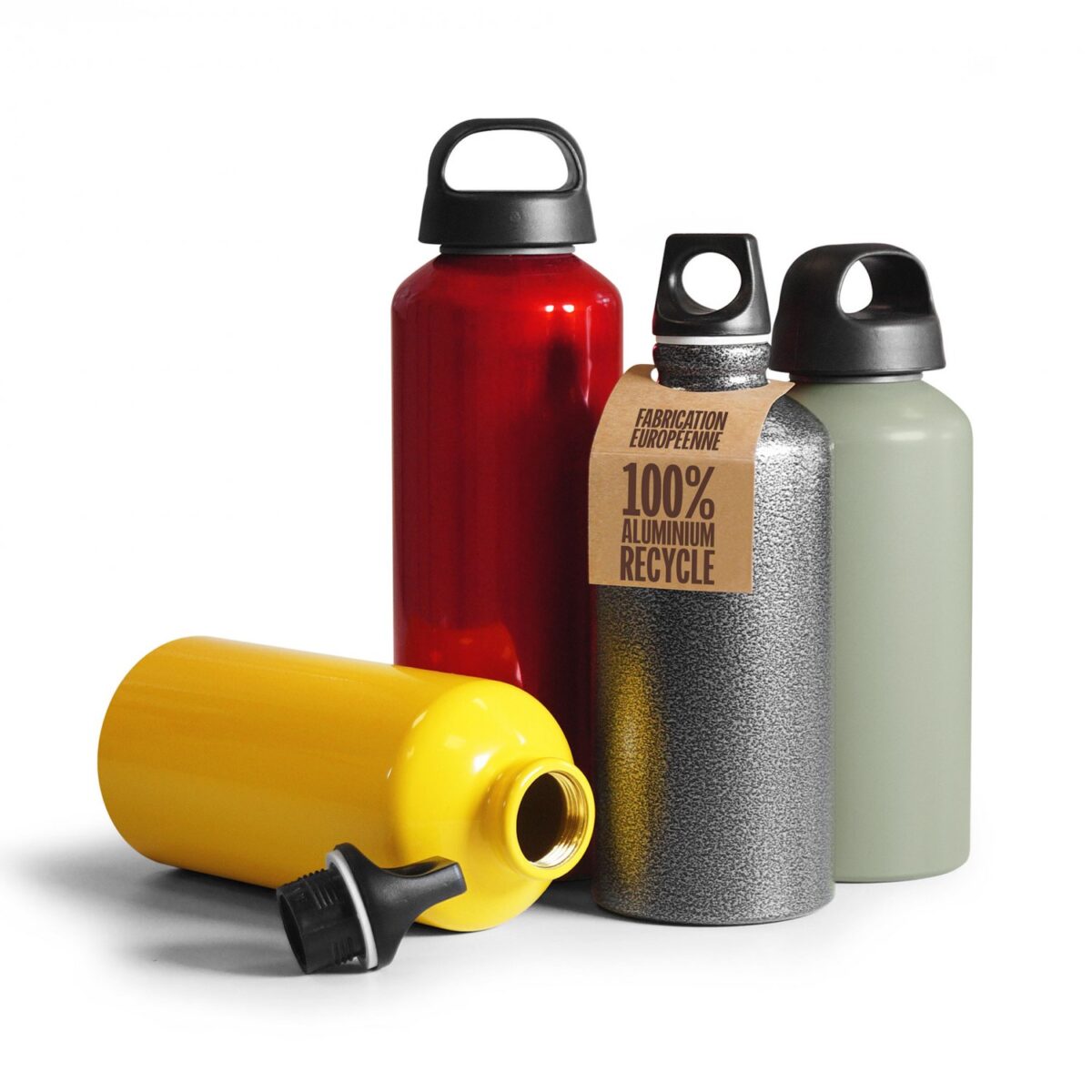Bouteille personnalisable en aluminium recyclé 600 ml Cette bouteille en aluminium recyclé de 600ml, fabriquée en Espagne, propose une personnalisation par sérigraphie circulaire en une couleur sur toute la surface. Disponible en plusieurs couleurs : noir granité, aluminium, jaune, orange, rose, vert, turquoise, kaki, rouge métallisé, et reflex métallisé.