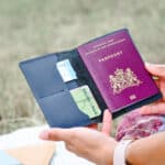 GK20894 - Protège passeport en cuir recyclé personnalisable avec une tampographie 1 couleur