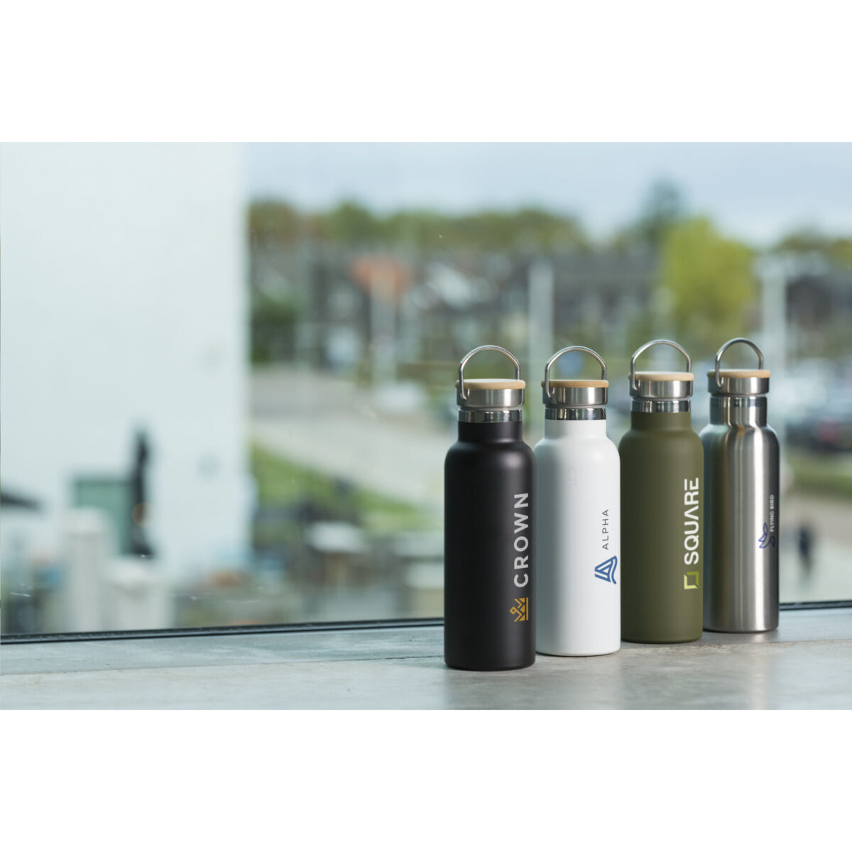 bouteille isotherme en acier recyclé,gourde en bambou et inox,bouteille 500 ml personnalisable,gourde écologique,bouteille réutilisable double paroi <strong data-start="316" data-end="384">Bouteille isotherme 500 ml en acier inoxydable recyclé et bambou</strong>, idéale pour maintenir la température des boissons. <strong data-start="437" data-end="508">Personnalisation par gravure laser ou impression numérique (quadri)</strong> sur plusieurs zones. Dimensions : 7,1 x 22 cm – Poids : 280g – Disponible en <strong data-start="594" data-end="608">6 couleurs</strong>.