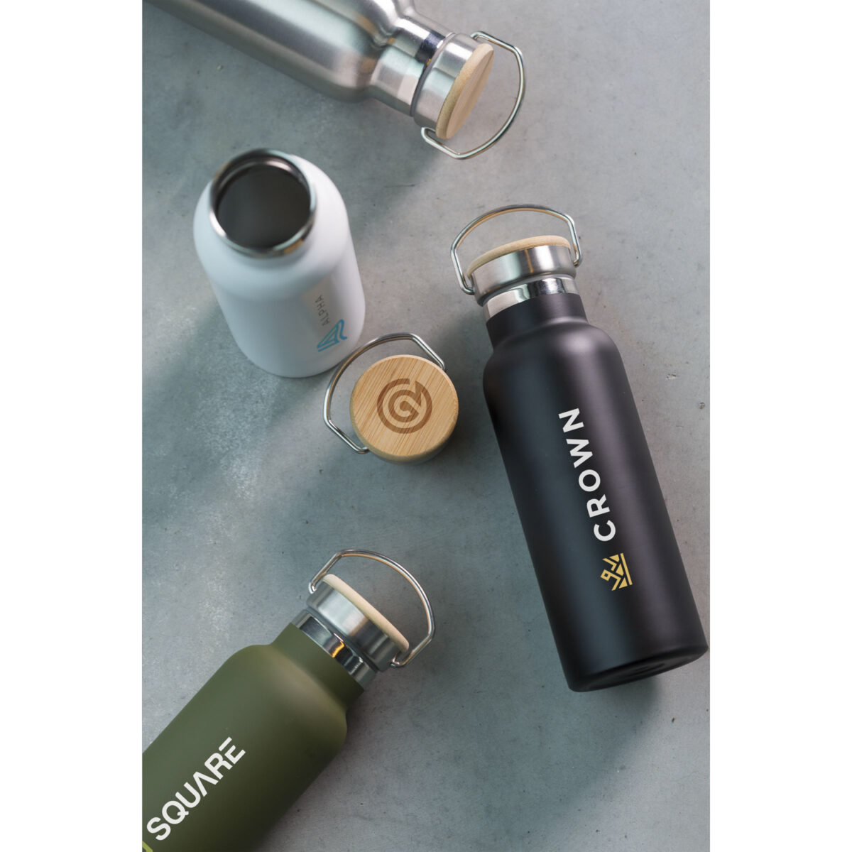 bouteille isotherme en acier recyclé,gourde en bambou et inox,bouteille 500 ml personnalisable,gourde écologique,bouteille réutilisable double paroi <strong data-start="316" data-end="384">Bouteille isotherme 500 ml en acier inoxydable recyclé et bambou</strong>, idéale pour maintenir la température des boissons. <strong data-start="437" data-end="508">Personnalisation par gravure laser ou impression numérique (quadri)</strong> sur plusieurs zones. Dimensions : 7,1 x 22 cm – Poids : 280g – Disponible en <strong data-start="594" data-end="608">6 couleurs</strong>.