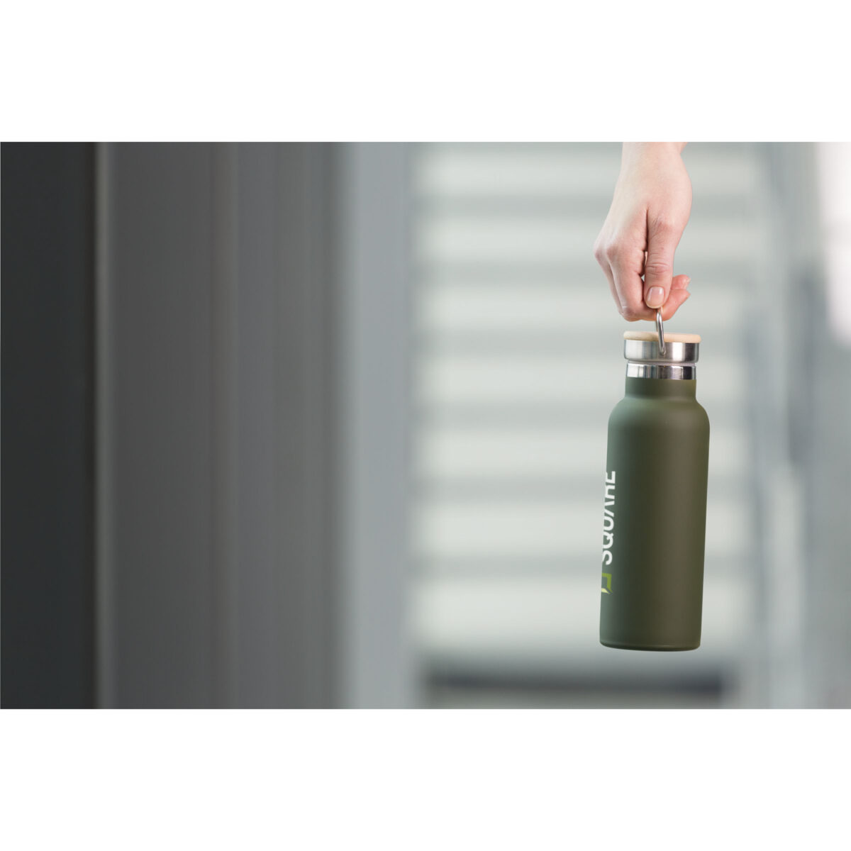 bouteille isotherme en acier recyclé,gourde en bambou et inox,bouteille 500 ml personnalisable,gourde écologique,bouteille réutilisable double paroi <strong data-start="316" data-end="384">Bouteille isotherme 500 ml en acier inoxydable recyclé et bambou</strong>, idéale pour maintenir la température des boissons. <strong data-start="437" data-end="508">Personnalisation par gravure laser ou impression numérique (quadri)</strong> sur plusieurs zones. Dimensions : 7,1 x 22 cm – Poids : 280g – Disponible en <strong data-start="594" data-end="608">6 couleurs</strong>.