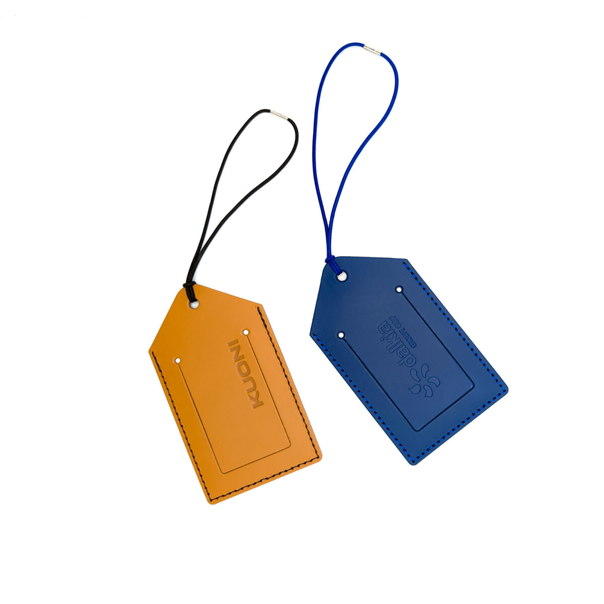 Étiquette à bagages en Cuir Recyclé, fabrication française en Synderme, personnalisable par embossage et fixation par élastique