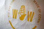 Sac à dos fabriqué à partir de déchets de maïs, utilisant du PLA (acide polylactique) 100% biodégradable et compostable. Personnalisation en sérigraphie (1 ou 2 couleurs) sur une zone de marquage de 250 x 200 mm. Dimensions : 37 x 46 cm – Poids : 42g – Capacité : 8L – Couleur : blanc.