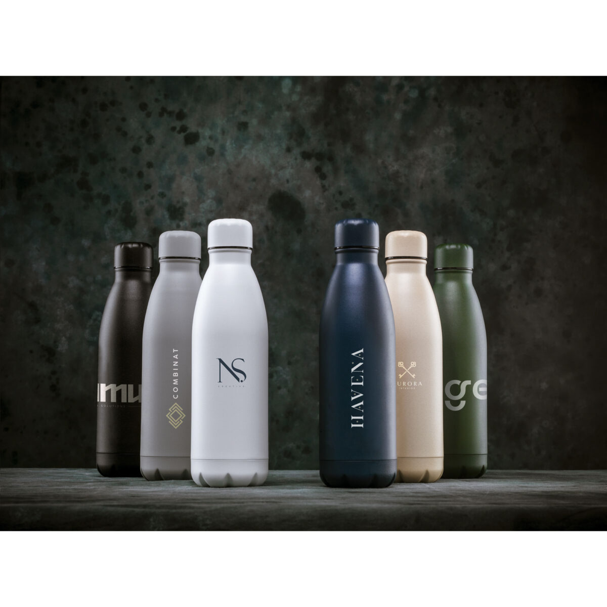 gourde isotherme,gourde en acier inoxydable recyclé <strong>Gourde isotherme en acier inoxydable recyclé</strong>, idéale pour conserver les boissons chaudes et froides. <strong>Personnalisation par gravure laser ou impression numérique</strong> sur différentes zones de marquage. <strong>Dimensions : 7 x 26 cm</strong> – <strong>Poids : 285g</strong> – <strong>Contenance : 500 ml</strong>.