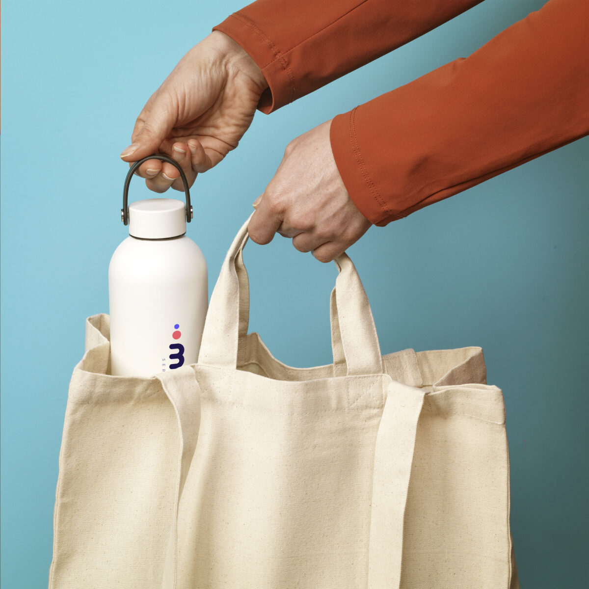 Thermos isotherme 500 ml en acier inoxydable recyclé, personnalisable en gravure laser ou impression numérique. Double paroi, maintien chaud 12h, froid 24h.