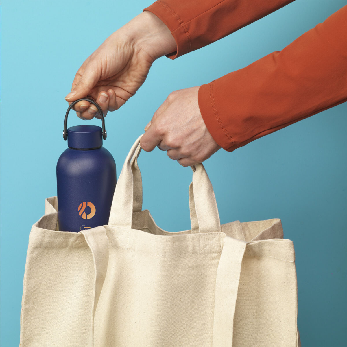 Thermos isotherme 500 ml en acier inoxydable recyclé, personnalisable en gravure laser ou impression numérique. Double paroi, maintien chaud 12h, froid 24h.