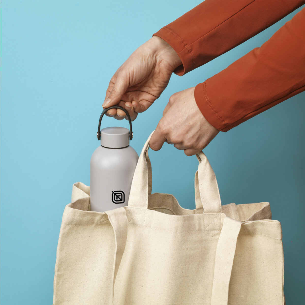 Thermos isotherme 500 ml en acier inoxydable recyclé, personnalisable en gravure laser ou impression numérique. Double paroi, maintien chaud 12h, froid 24h.
