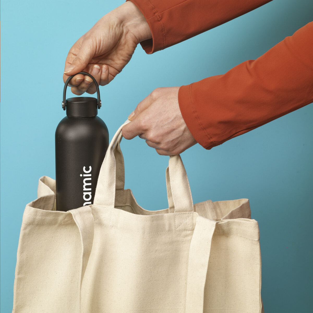 Thermos isotherme 500 ml en acier inoxydable recyclé, personnalisable en gravure laser ou impression numérique. Double paroi, maintien chaud 12h, froid 24h.