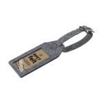 Étiquette de bagage en feutre RPET recyclé, idéale pour identifier facilement ses valises. Personnalisation en sérigraphie (1 couleur) sur une zone de marquage de 140 x 10 mm. Dimensions : 11 x 5.5 cm – Poids : 9g. Disponible en gris ou noir.