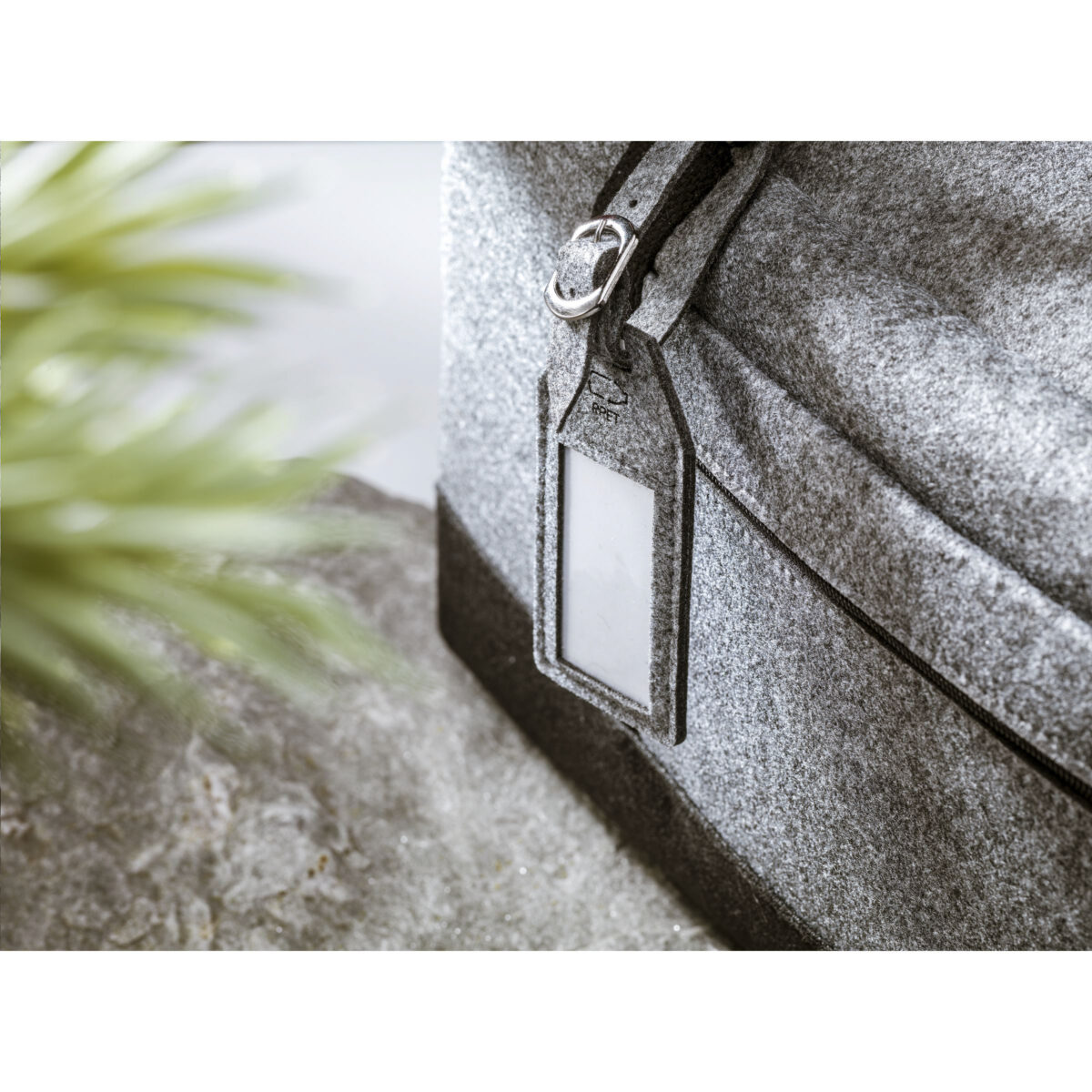 Étiquette de bagage en feutre RPET recyclé, idéale pour identifier facilement ses valises. Personnalisation en sérigraphie (1 couleur) sur une zone de marquage de 140 x 10 mm. Dimensions : 11 x 5.5 cm – Poids : 9g. Disponible en gris ou noir.